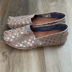SOLD Toms size 6.5 gray with rose gold polka dots